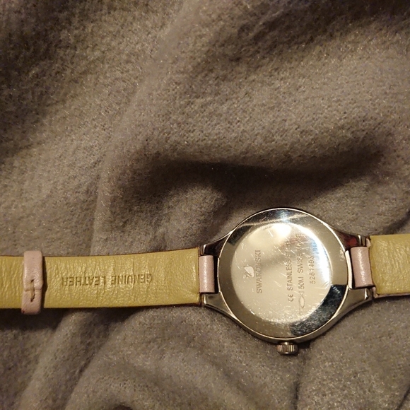 Swarovski pink leather watch - Picture 4 of 4